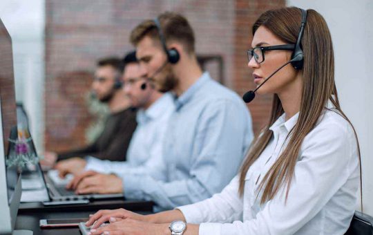 ragazzi che lavorano in un call center