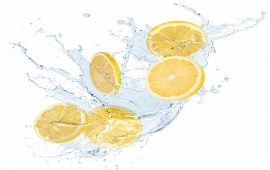 bere acqua e limone