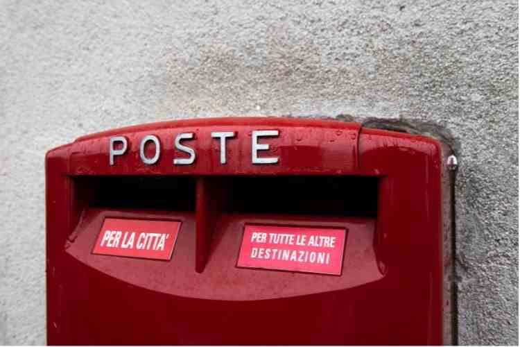 Cassetta postale rossa di poste italiane