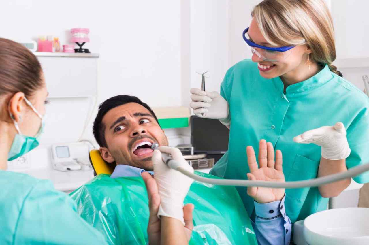 uomo dentista assistente