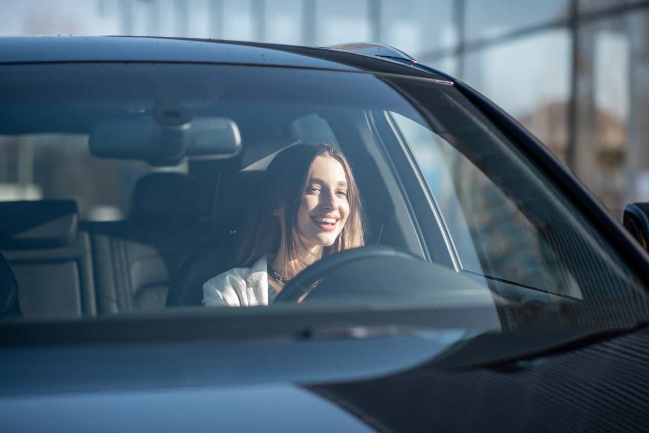 Adesivo sul parabrezza dell'auto per inserire i documenti; dove acquistarlo e come si utilizza