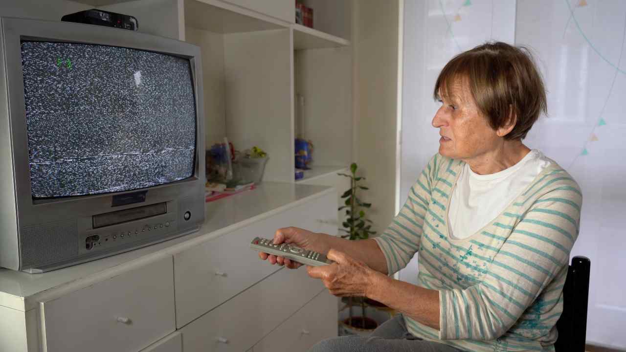 signora anziana digitale terrestre