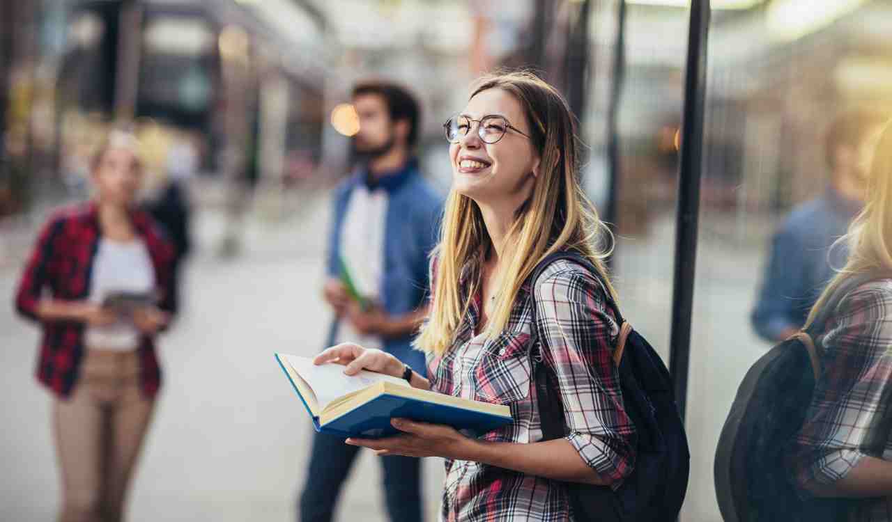 La pensione di reversibilità  per i figli maggiorenni ha lo scopo di permettere allo studente di poter completare gli studi e allo stesso tempo sostenerlo economicamente. Lo studente percepirà l'assegno finché non completa il percorso scolastico e quindi, non si trova in condizione di poter cercare un lavoro stabile. 